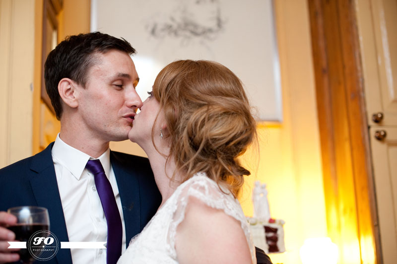union club wedding: couple kiss after cutting cake