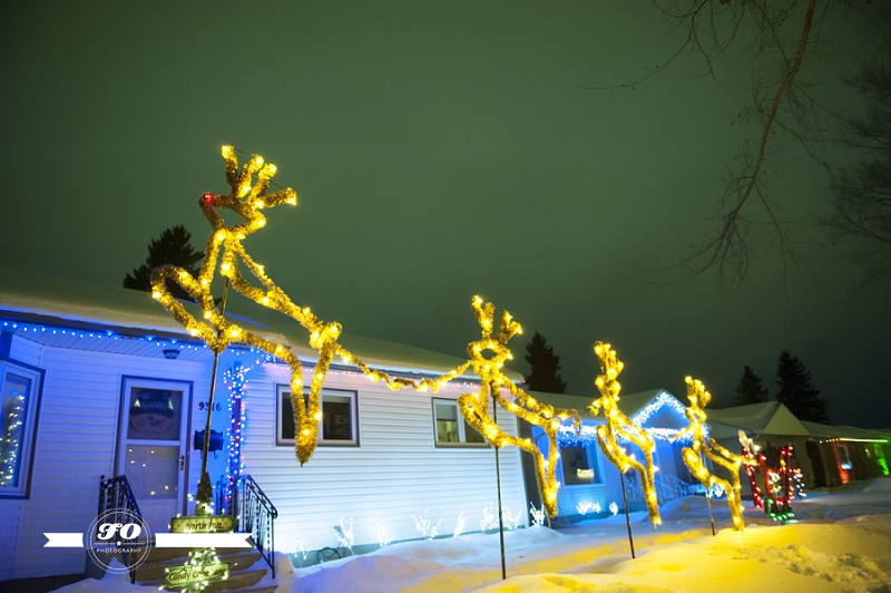 edmonton christmas traditions photographers, candy cane lane edmonton (11)